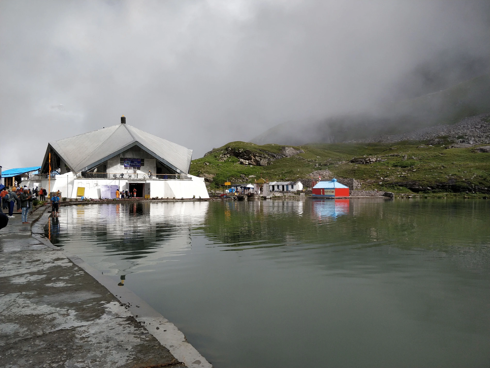 Hemkund Lake